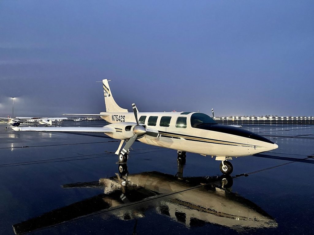 Piper Aerostar 600 piston for Martha's Vineyard charter